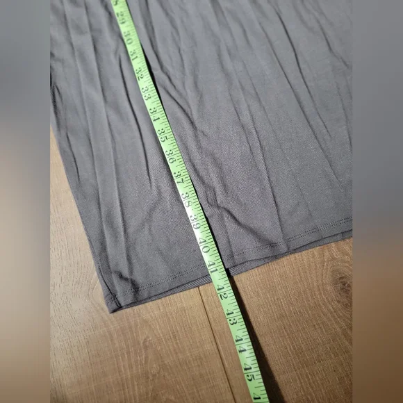 Simple Dress - Picture 2 of 8